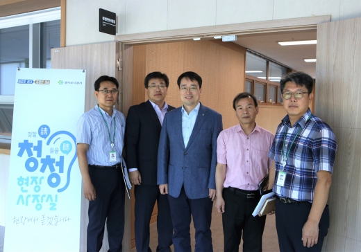 현장 사장실을 찾은 이헌욱 경기도시공사 사장(가운데) / 사진제공=경기도시공사