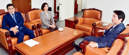 지난 4일 여의도 국회 운영위원장실에서 조국 법무부장관 후보자 인사청문회 관련해 회동하고 있는 3당 원내대표_ (왼쪽부터) 더불어민주당 이인영, 자유한국당 나경원, 바른미래당 오신환 원내대표. /사진=머니투데이 홍봉진 기자