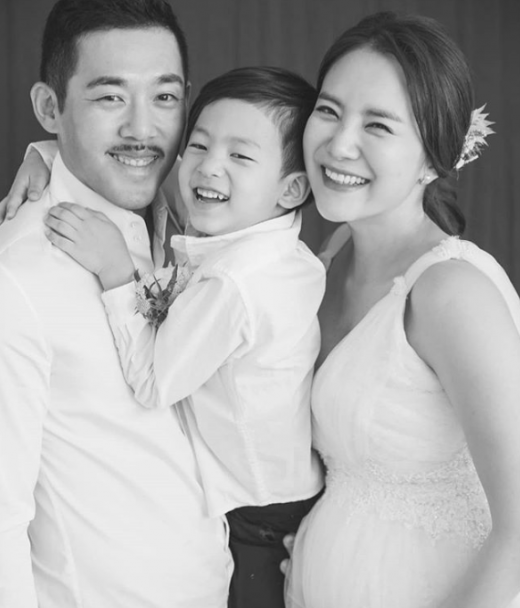 야구선수 이용규(왼쪽)-배우 유하나 부부. 가운데는 아들 이도헌군. /사진=유하나 인스타그램 캡처