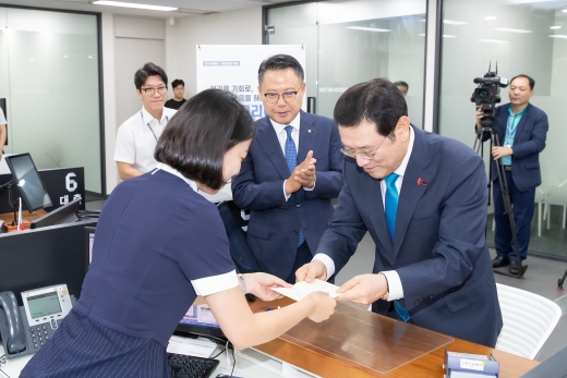 이용섭 광주시장(오른쪽)이 광주은행 광주시청 지점에서 코리아 펀드에 가입하고 있다.가운데 송종욱 광주은행장/사진=광주은행 제공.
