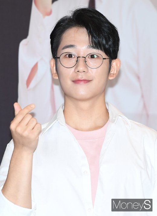 [머니S포토] 정해인 '여심 훔치는 하트'