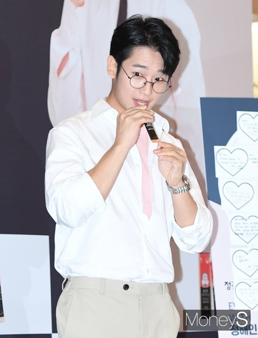 [머니S포토] 정해인 '건강식품 한 입에 쏘옥'