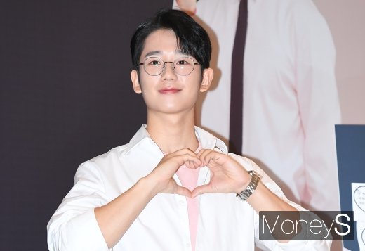 [머니S포토] 정해인 '하트 발사'