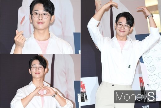 [머니S포토] 정해인 '누나들 설레게 하는 하트 3종세트'