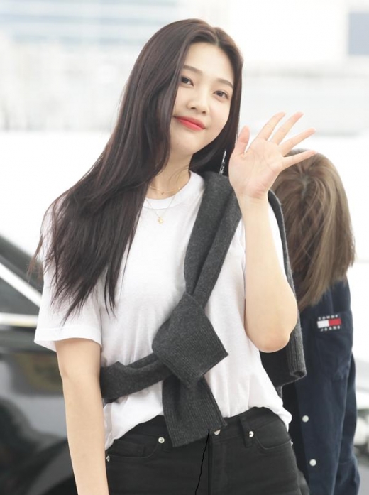 [★공항패션] 레드벨벳 조이, 주변을 환하게 밝히는 '인간 비타민'