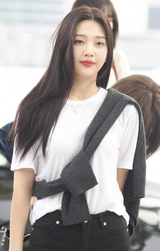 [★공항패션] 레드벨벳 조이, 주변을 환하게 밝히는 '인간 비타민'