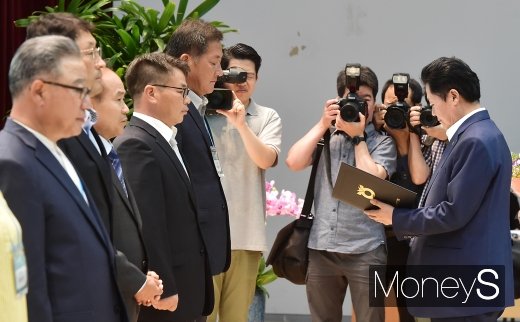 [머니S포토] 표창 시상하는 김병원 농협중앙회장