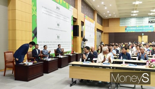 [머니S포토] 팜스테이마을 20주년 기념, 인사하는 김병원 회장