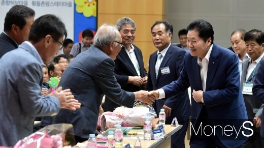 [머니S포토] 팜스테이마을 20주년 기념행사 참석한 김병원 회장