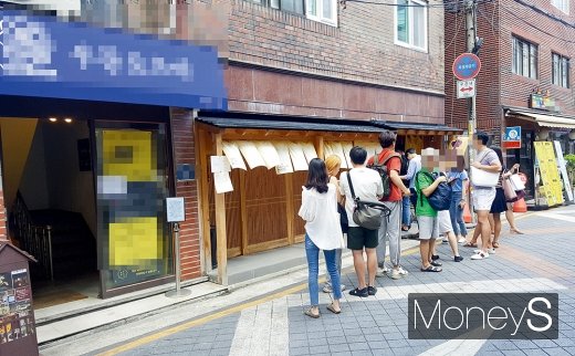 샤로수길 한 맛집에 길게 늘서선 대기 줄. /사진=김창성 기자