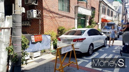 주차금지를 당부하는 안내문. /사진=김창성 기자