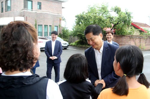 3일 장석웅 전남도교육감이 아동야육시설인 나주 금성원을 방문해 온정을 전하며 관계자를 격려하고 있다. /사진제공=도 교육청