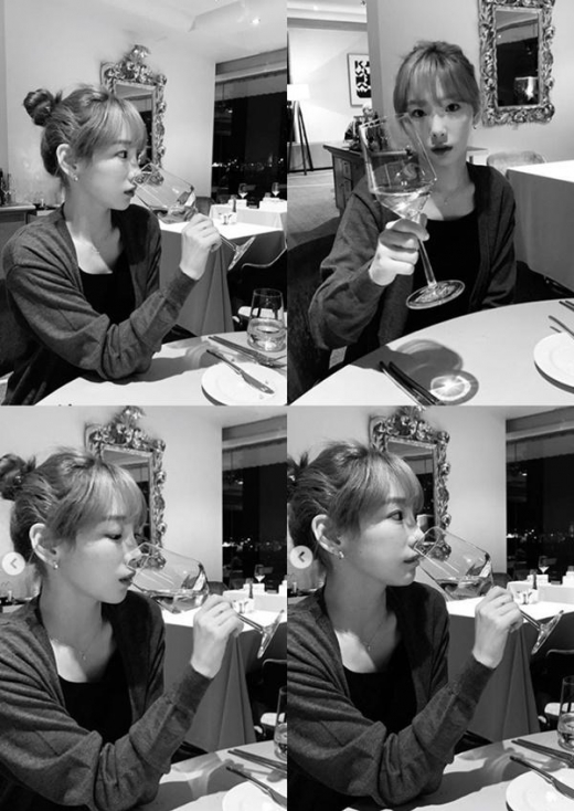 소녀시대 태연, 분위기있는 흑백사진으로 공개한 근황
