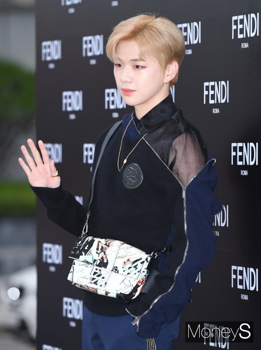 [머니S포토] 강다니엘 '남자가 봐도 잘생긴 얼굴'