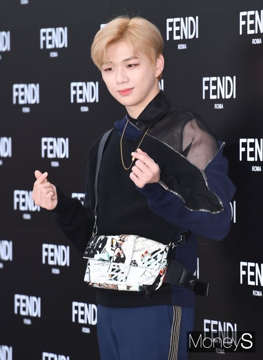 [머니S포토] 강다니엘 '저장하고 싶은 하트'