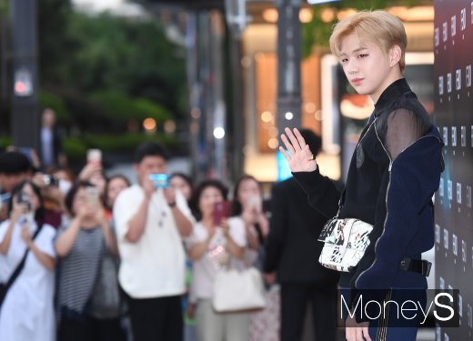 [머니S포토] 강다니엘 '여심 훔치는 매력'