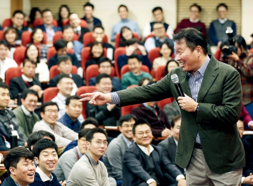 최태원 SK회장이 구성원들과 토론하고 있다. /사진제공=SK그룹
