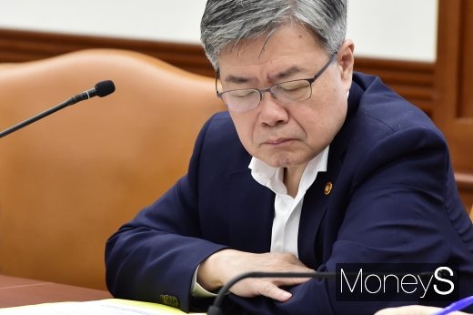 [머니S포토] 경제활력 대책 자료 살피는 이재갑 장관