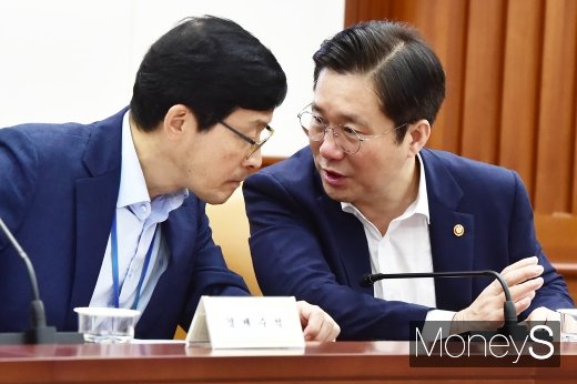 [머니S포토] 22차 경제활력대책회의서 의견 나누는 성윤모-이호승