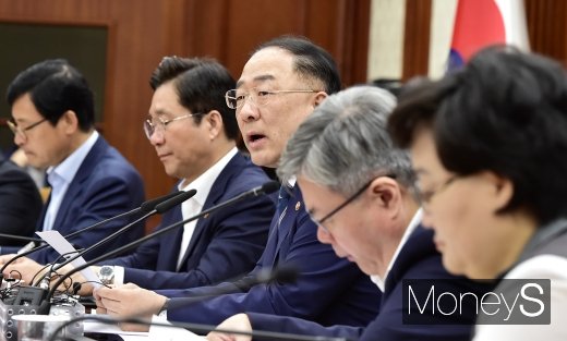 [머니S포토] 경제활력대책회의 주재하는 홍남기 부총리