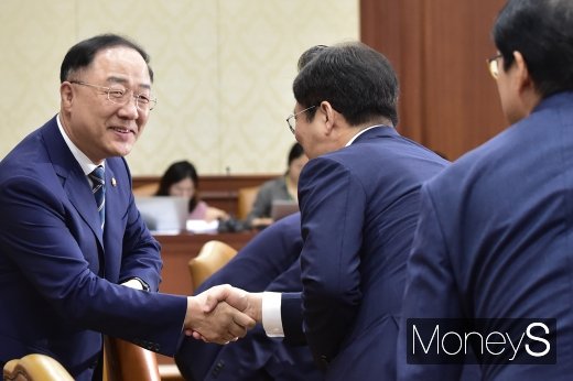 [머니S포토] 제22차 경제활력대책회의 앞서 인사 나누는 홍남기 부총리