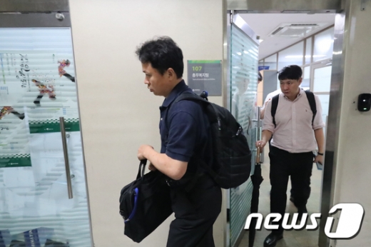 조국 법무부 장관 후보자를 둘러싼 의혹을 수사하는 검찰이 3일 오전 9시쯤 조 후보자의 배우자 정경심 교수가 근무하는 경북 영주시 풍기읍 동양대학교에 대해 압수수색을 실시한 뒤 건물을 나서고 있다. /사진=뉴스1