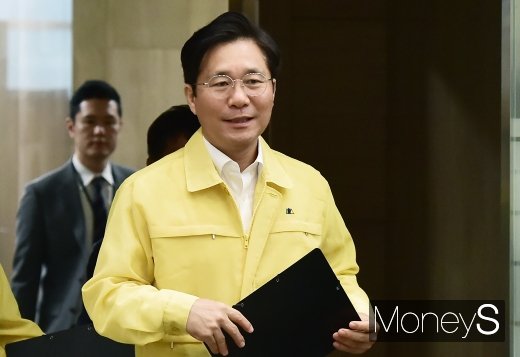 [머니S포토] 성윤모 장관, 제13호 태풍 대처상황 점검회의 참석