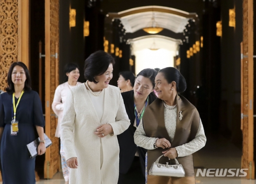 김정숙 여사(왼쪽)와 초초 여사. /사진=뉴시스   