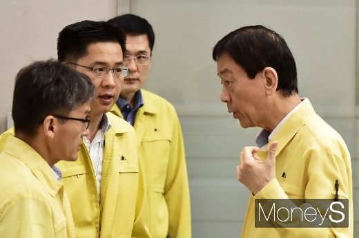 [머니S포토] 태풍 링링 대처방안 의견 나누는 진영 행안부 장관