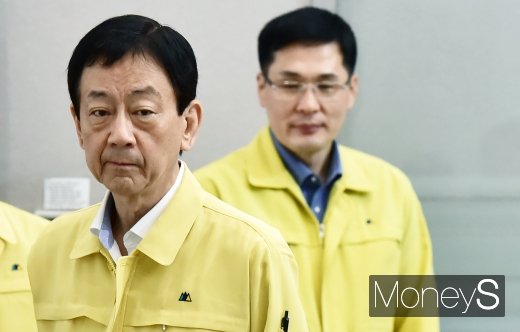 [머니S포토] 제13호 태풍 링링 대처상황 점검회의 참석한 진영 장관
