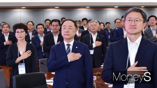 [머니S포토] 공공기관장 워크숍 참가한 홍남기 경제부총리