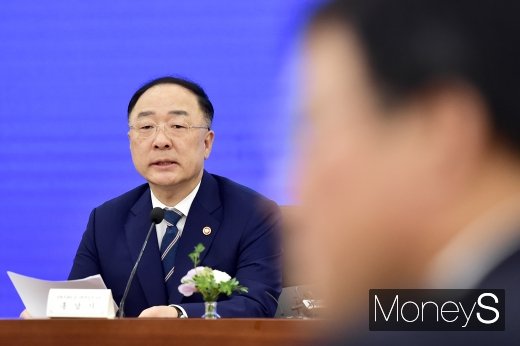 [머니S포토] 홍남기 부총리, '공공기관 하청직원 사망 안전사고와 채용비리 지적'