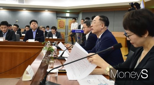 [머니S포토] 공공기관장 워크숍 주재하는 홍남기 부총리