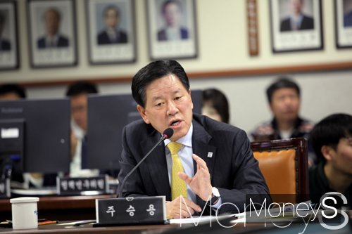 지난해 10월 25일 광주광역시청 중회의실에서 열린 광주시 국감에서 주승용 의원이 광주시의 부실한 기업유치 협약에 대해 지적하고 있다. /사진=홍기철 기자
