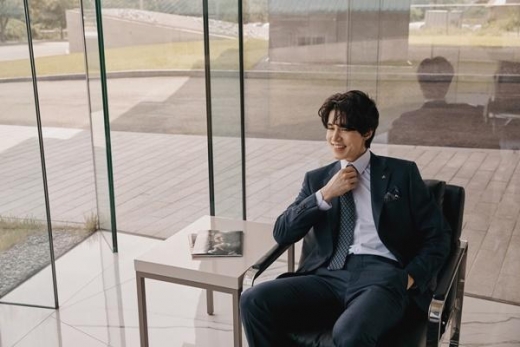 [★화보] 이동욱, 짙은 가을 분위기의 비즈니스 룩