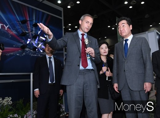 [머니S포토] 영국 관계자 설명 듣는 이낙연 국무총리