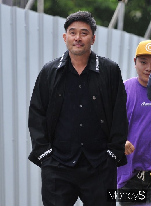 [머니S포토] '보복운전 혐의' 최민수, 옅은 미소로 출석