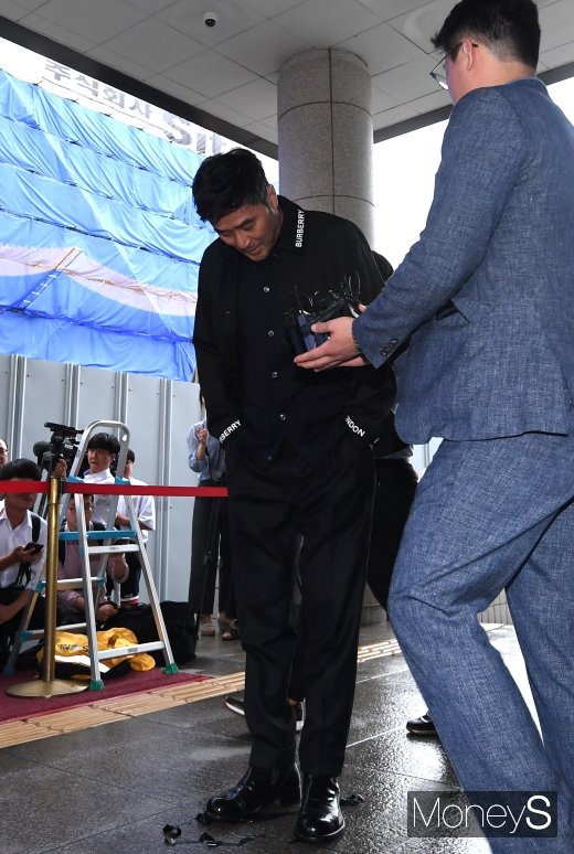 [머니S포토] 포토라인에 선 배우 최민수