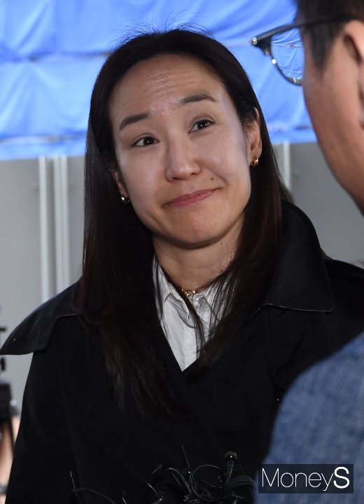 [머니S포토] 취재진 질문 듣는 강주은