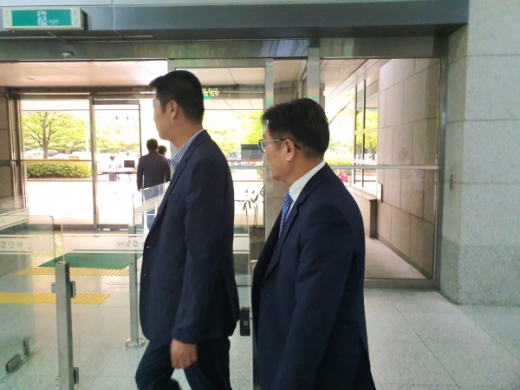 4일, 김일권 양산시장(사진 오른쪽)이 공직선거법 위반 혐의로 부산고법에서 항소심 선고를 받고 수행원과 함께 법원을 황급히 나서고 있다/ 사진=임승제 기자