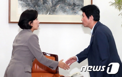 이인영 더불어민주당 원내대표와 나경원 자유한국당 원내대표가 4일 오후 서울 여의도 국회 운영위원장실에서 인사를 나누고 있다. /사진=뉴스1