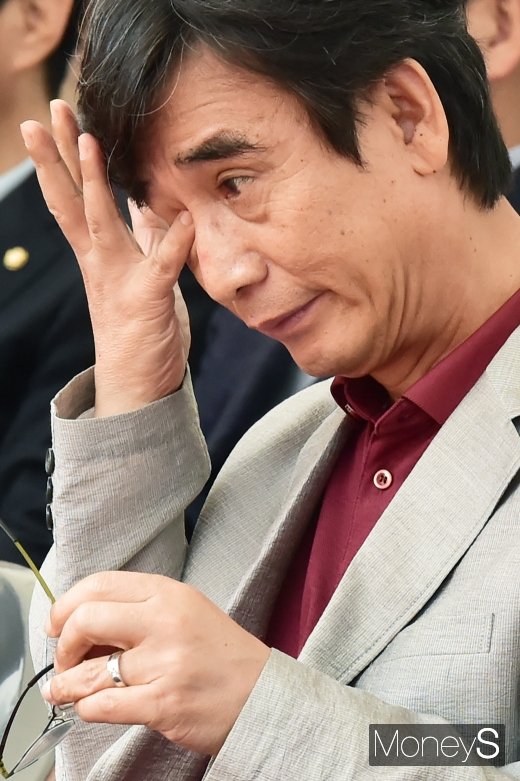 [머니S포토] 아! 그리운 바보 노무현, 눈시울 붉어진 유시민