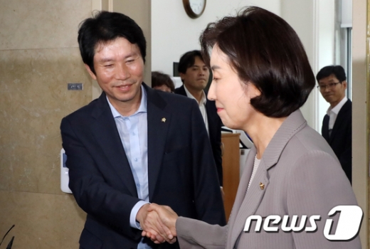 나경원 자유한국당 원내대표(오른쪽)와 이인영 더불어민주당 원내대표가 4일 서울 여의도 국회에서 조국 법무부 장관 후보자 인사청문회 관련 합의 결과를 발표하며 악수하고 있다. /사진=뉴스1 
