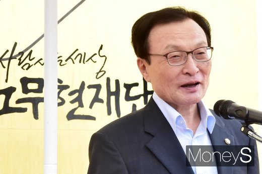 [머니S포토] 축사 전하는 이해찬 민주당 대표