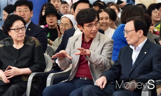 [머니S포토] 노무현 시민센터 기공식에서 의견 나누는 유시민-이해찬