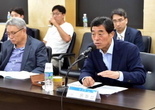 3일 시청 제1회의실에서 열린 기초소재 강소기업 육성 전략 간담회에서 윤화섭 안산시장이 발언하고 있다. / 사진제공=안산시