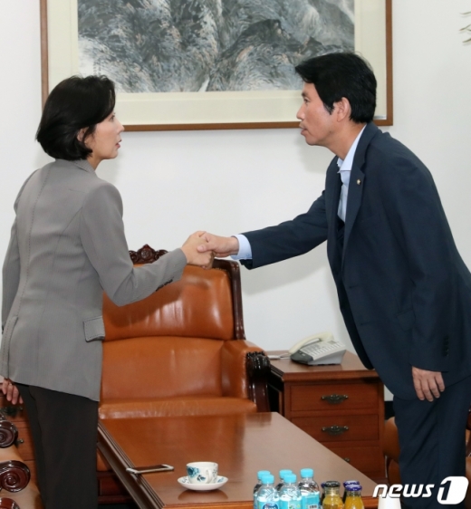 이인영 더불어민주당 원내대표(오른쪽)와 나경원 자유한국당 원내대표가 4일 오후 서울 여의도 국회 운영위원장실에 만나 인사를 하고 있다. /사진=뉴스1