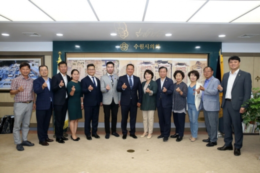 수원시의회 의장단은 3일 의회를 방문한 몽골 울란바토르 칭겔테이 구의회 부의장 등과 환담을 나누고 기념촬영을 하고 있다. / 사진제공=수원시의회
