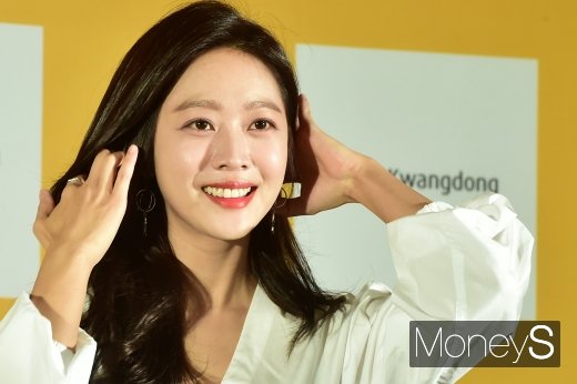 [머니S포토] 조보아, 우아하게 머리를 쓸어 넘기며