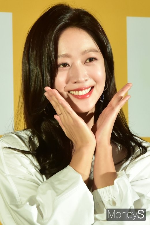 [머니S포토] V라인 미녀 조보아와 함께...
